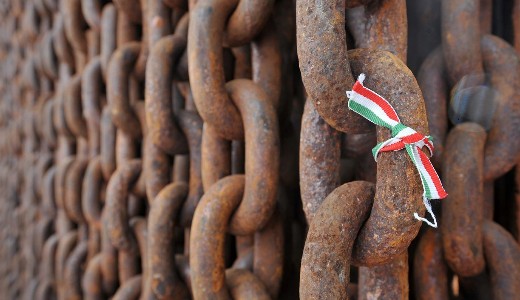 Kara �kos: M�lt� �s b�k�s megeml�kez�sre k�sz�l�nk