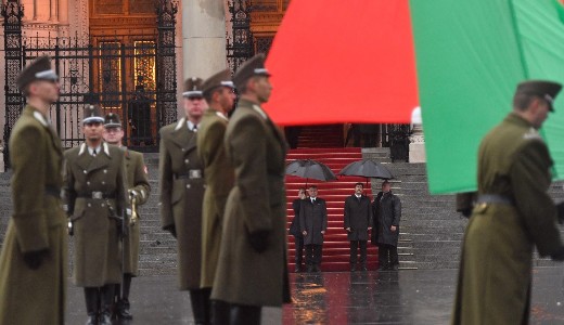 Felvont�k a nemzeti lobog�t az Orsz�gh�z el�tt 