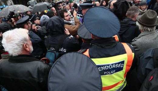 Elszabadultak az indulatok a t�ntet�sen az Oktogonn�l 