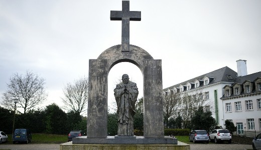 Magyarorsz�gra ker�lhet a Szent J�nos P�l p�pa szobr�r�l elt�vol�t�sra �t�lt kereszt 