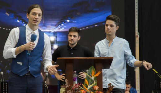 Orb�n G�sp�r sz�npadr�l gy�gy�t, t�r�t �s nyelveken sz�l