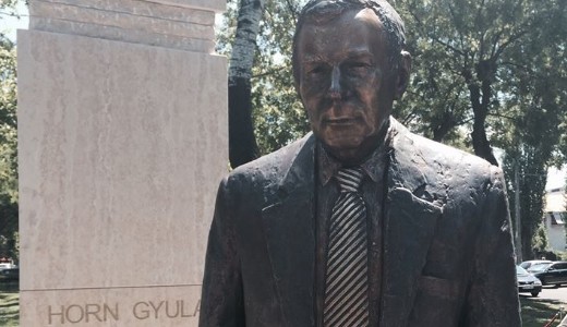 Cukis�gkamp�ny ut�n „pufajk�s gyilkos” t�bl�t akasztottak Horn Gyula szobr�ra a jobbikosok