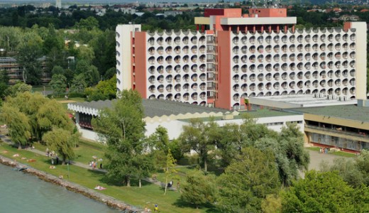 Luxuslak�sokat alak�tanak ki az ikonikus si�foki sz�ll�b�l