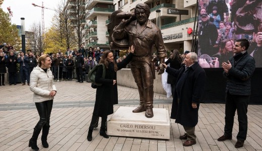 Felavatt�k Bud Spencer szobr�t J�zsefv�rosban