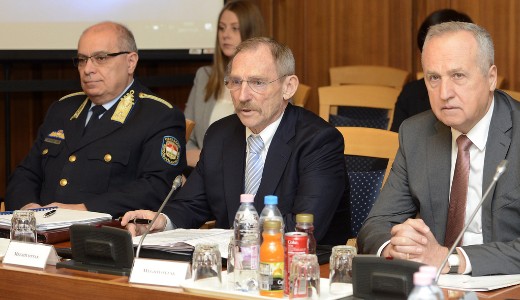 Pint�r nem tudja al�t�masztani, hogy a Soros-h�l�zat vesz�lyt jelent