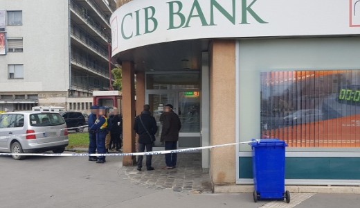 Kirabolt egy bankot Budapesten, el�t�tte egy teheraut�