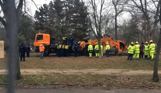 �ri�si balh� a Ligetben: rengeteg a rend�r, a g�pekhez bilincselt�k magukat a tiltakoz�k