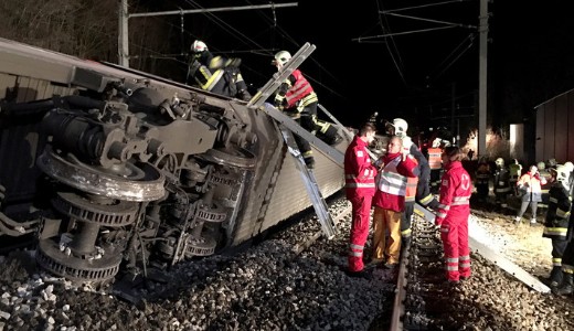 K�t vonat �tk�z�tt �ssze B�cs k�zel�ben: t�bb s�r�lt 