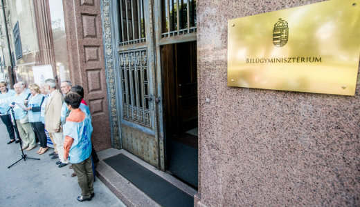 Sztr�jkot hirdettek a k�zszf�r�ban dolgoz�k