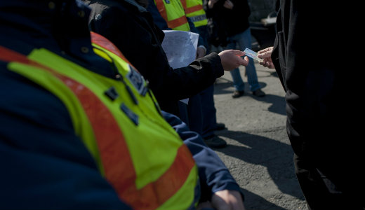 Rend�rt h�vtak Cegl�den, mert migr�nsnak n�zt�k a turist�kat