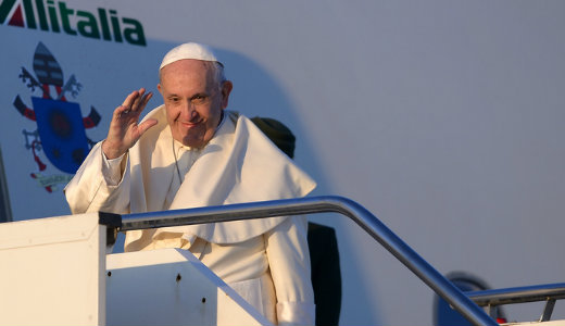 Ferenc p�pa att�l f�l, hogy atomh�bor�ba sodr�dik a vil�g