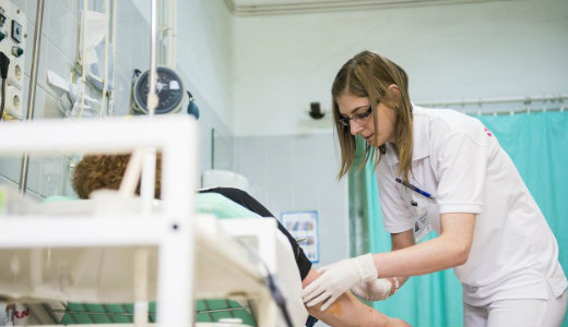 Megijedt a korm�ny, ink�bb m�r most emeli az �pol�k b�r�t