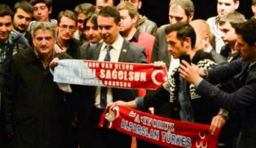 „Sz�rkefarkas Vona!” – ord�tj�k a t�r�k sz�ls�s�gesek