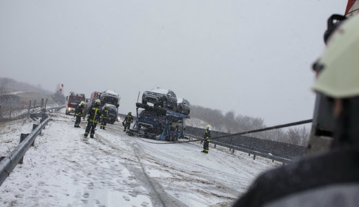 H�k�osz: az M7-esen terelik a kamionokat, t�bb �ton korl�toz�s van, a hat�r�tl�p�s kamionnal lehetetlen 