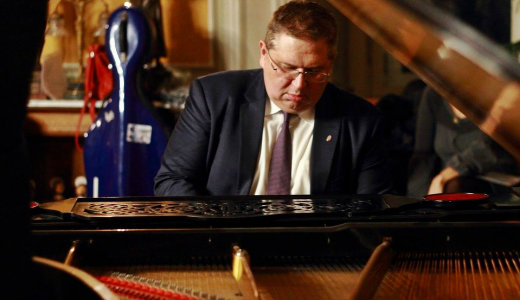 A fideszes Bajkai K�ves Slom��knak �s a Farkas Fl�ri�n-f�le alap�tv�nynak is lak�st adna