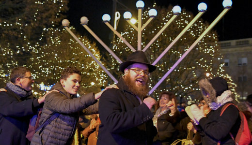 K�ves Slom�: Deh�t melyik p�rttal kellene egy�ttm�k�dn�m?