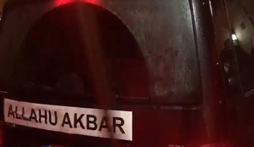 Allahu Akbar feliratos kisbusszal t�vozott Vona G�bor egy kamp�nygy�l�sr�l