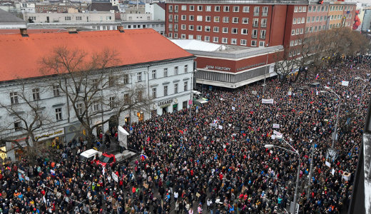 „Mindannyian Jan�rt” – Elk�peszt� t�meg vonult utc�ra a szlov�k korm�ny ellen t�ntetve