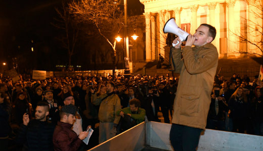 Balh� a di�kt�ntet�sen: rend�rsorfal v�dte a m�zeumot, volt kukaborogat�s, azt�n k�rbez�rt�k a t�ntet�ket 