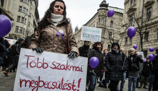 B�remel�s�rt t�ntetnek az eg�szs�g�gyi dolgoz�k a Kossuth t�ren