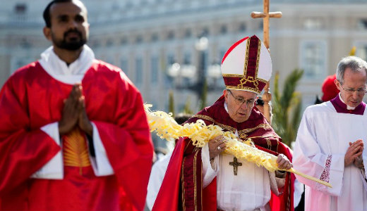 T�zezrek hallgatt�k Ferenc p�p�t vir�gvas�rnap a Szent P�ter t�ren