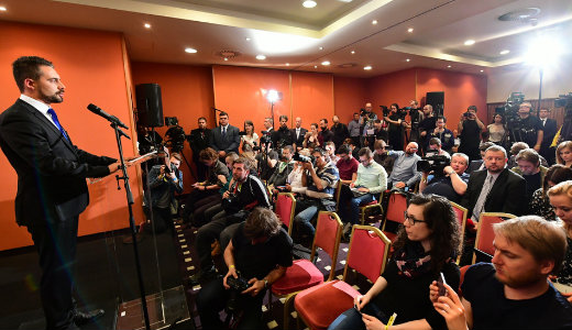 Vona holnap beny�jtja lemond�s�t