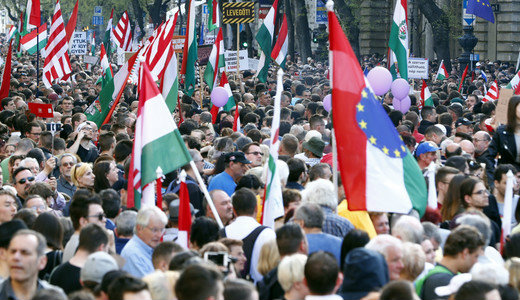 Meg�rkezett a t�ntet� t�meg eleje a Kossuth t�rre, a sor v�ge m�g az Andr�ssyn 