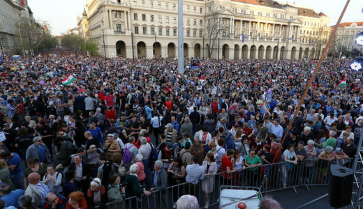 Figyelem, j�n a k�vetkez�! �jabb korm�nyellenes t�ntet�st szerveznek 