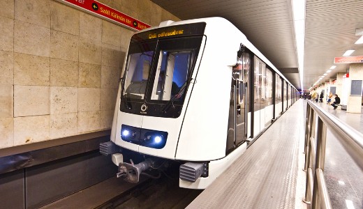 Pnteken adjk t a 4-es metrt, hrom napig szabad bliccelni, senkit nem bntetnek meg az ellenrk.