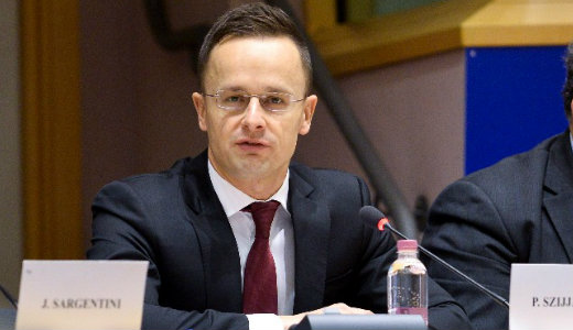 Szijj�rt�: Nem fogjuk �tadni haz�nkat m�soknak