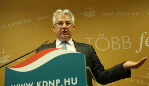 Semj�n Zsolt kapott egy �llamtitk�rs�got az Emmit�l