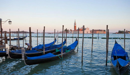 Soromp�kkal igyekeznek szab�lyozni a turista�radatot Velenc�ben