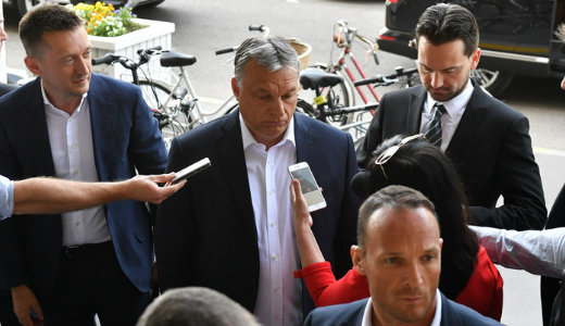 Orb�n alkotm�nym�dos�t�ssal kezdi az �j ciklust