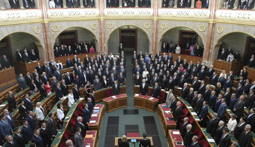 T�rt�nelmi pillanat: kitiltott�k az �js�g�r�kat, nem mehetnek a k�pvisel�k k�zel�be a Parlamentben 