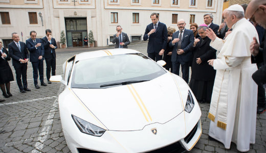 T�bb mint h�tsz�zezer eur�t fizettek a p�pa Lamborghinij��rt