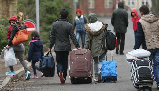 Hazaj�rnak nyaralni a menek�ltek, a n�metek m�gsem tesznek semmit