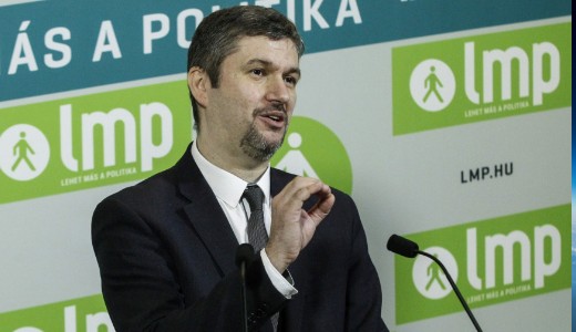 Hal�sz: Hadh�zy „k�ts�gbeesetten menek�l” a f�ld�gyei miatt