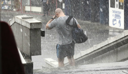 �rv�nybe l�pett a riaszt�s az orsz�gban: n�h�ny �r�n bel�l lecsaphat a vihar