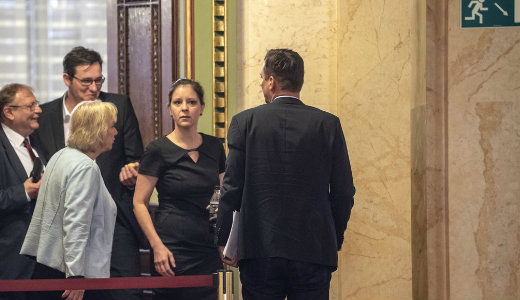 Taccsra v�gta mag�t az ellenz�k