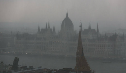 Brut�lis vihark�rok: f�k �s villanyoszlopok d�ltek ki Budapesten 