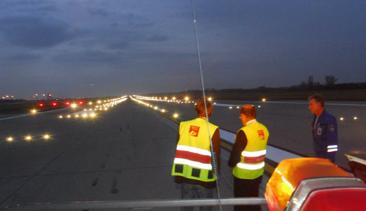 T�bb �r�s v�rakoz�s, h�borg� utasok: pokoll� v�lt az utaz�s a Liszt Ferenc rep�l�t�r lez�r�sa miatt 