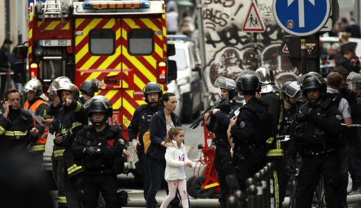 T�szdr�ma P�rizsban: robbant�ssal fenyeget�zik a terhes n�t is b�ntalmaz� t�mad�, ezt k�veteli 