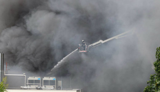 Pokoli t�z tombol Budapesten, robban�sokat hallani – Rengeteg t�zolt� tart a helysz�nre 