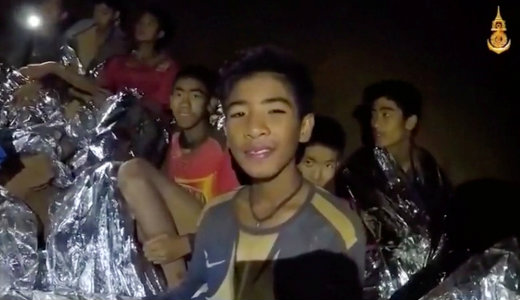 Megmenek�lt a gyerekfocicsapat, ami�rt az eg�sz vil�g drukkolt