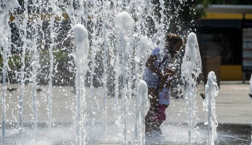 H�s�griad� Budapesten: tombol a pokoli k�nikula, m�r a p�lyaudvarokon is vizet osztanak