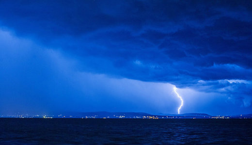 Vill�m csapott az emberekbe a Balatonon 