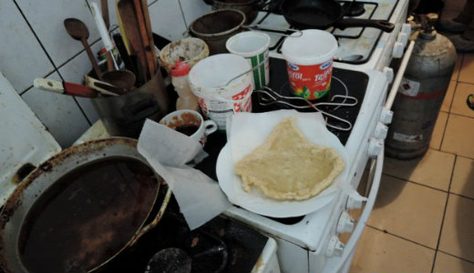 Rozsd�s polcokon t�rolt�k az �telt egy balatoni b�f�ben - vide�