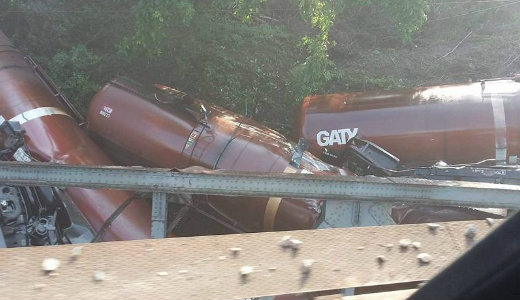 A s�nek hi�nya sem �ll�totta meg a rom�n tehervonatot, csak a szakad�k