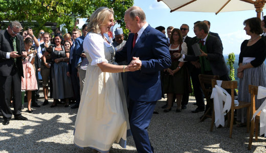 Putyin elment az osztr�k k�l�gyminiszter esk�v�j�re, �s ha m�r ott volt, t�ncolt is egyet