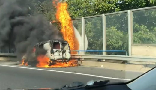 A zajv�d� fal is l�ngra kapott egy kigyulladt aut� miatt az M7-esen